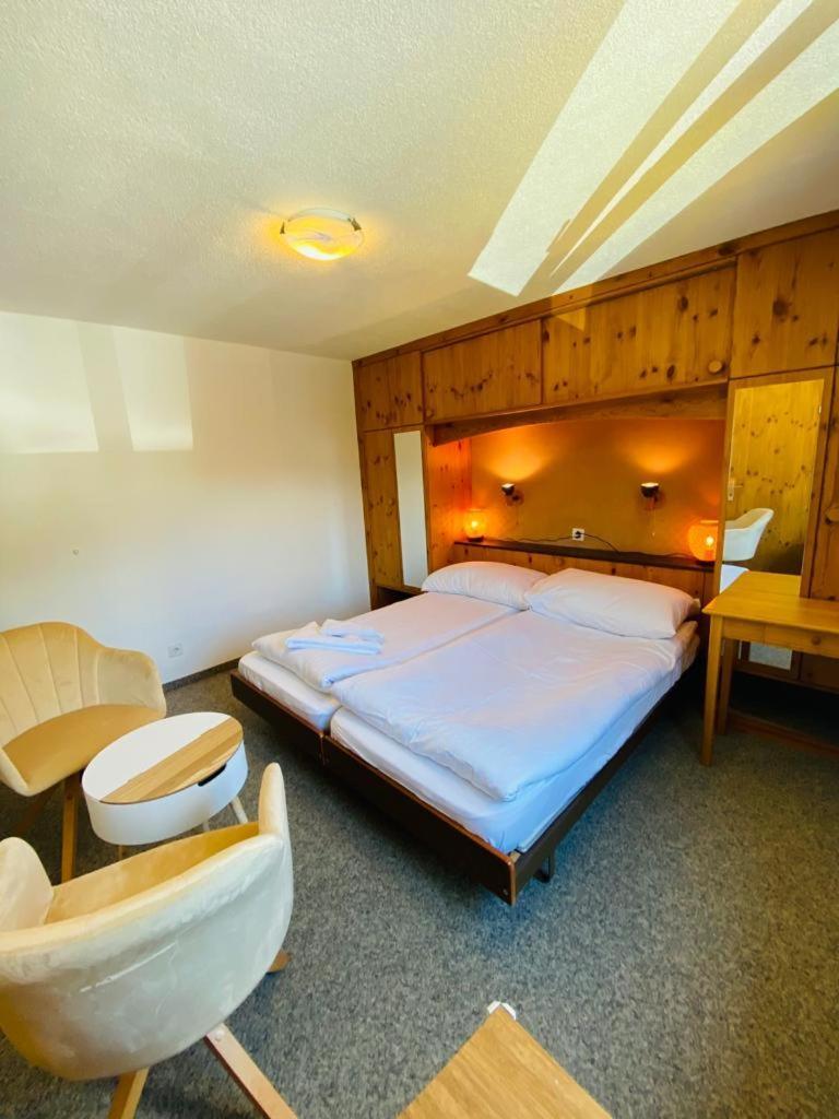 Hotel Old Jnn Klosters Bagian luar foto