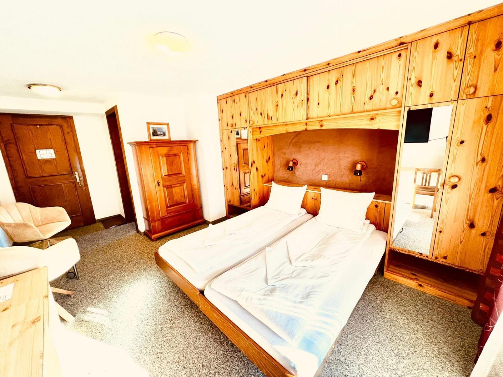 Hotel Old Jnn Klosters Bagian luar foto