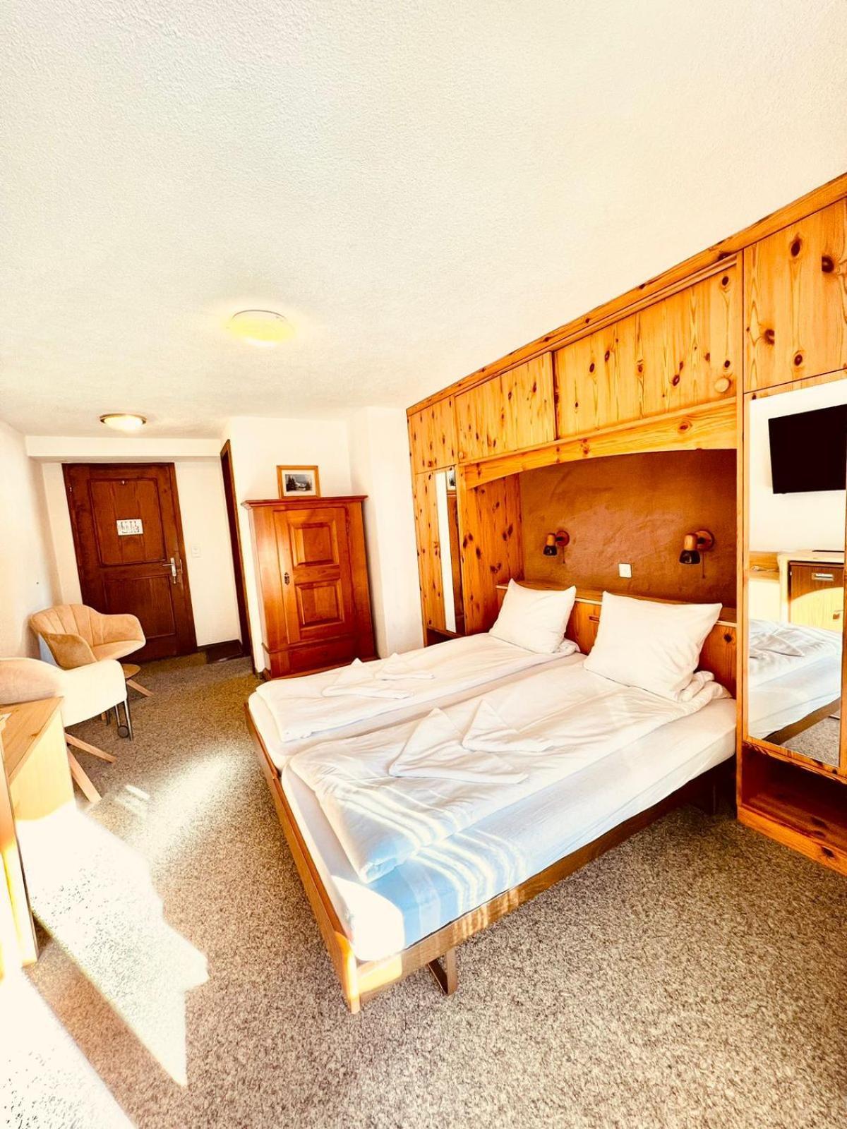 Hotel Old Jnn Klosters Bagian luar foto