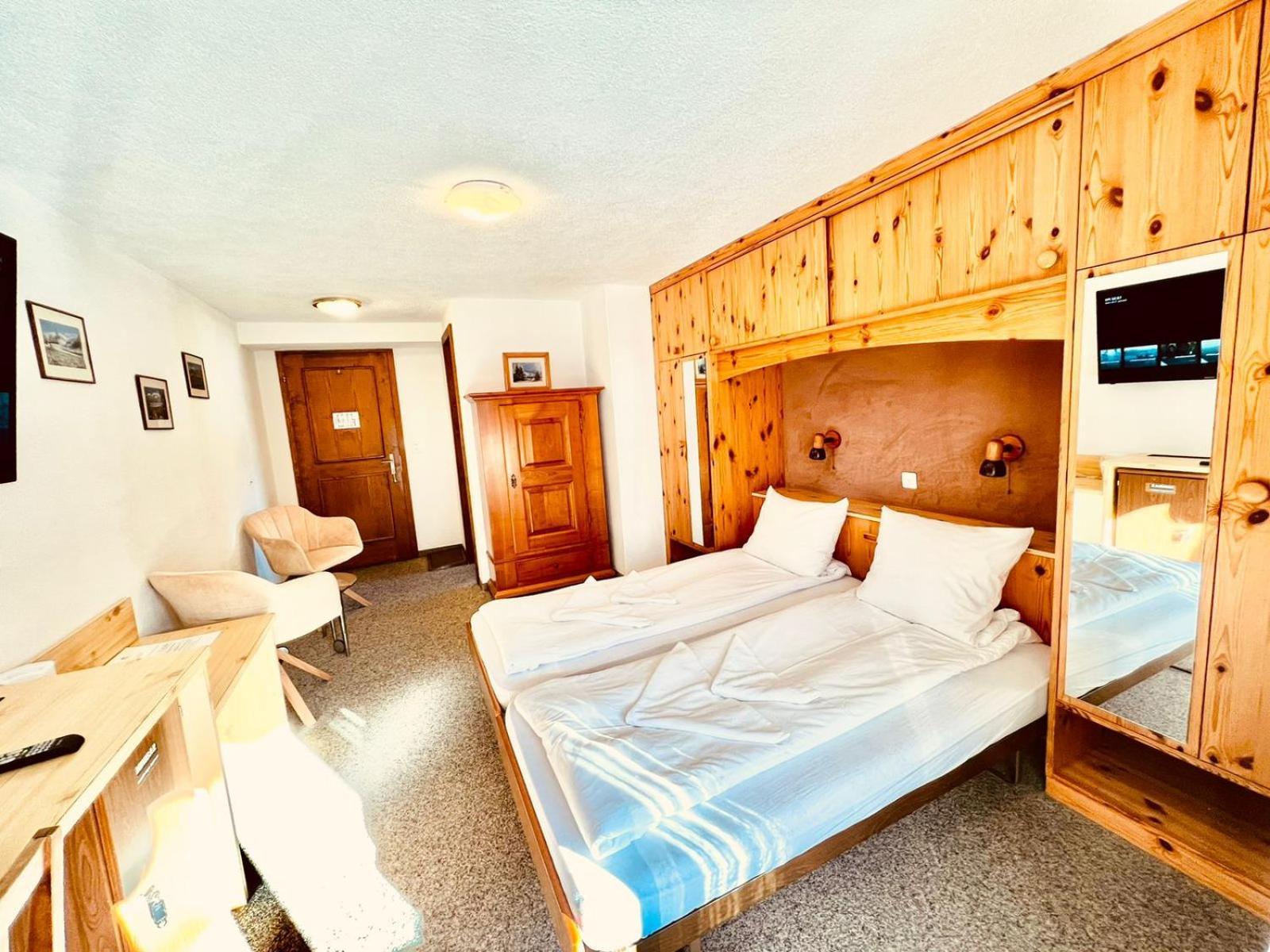 Hotel Old Jnn Klosters Bagian luar foto